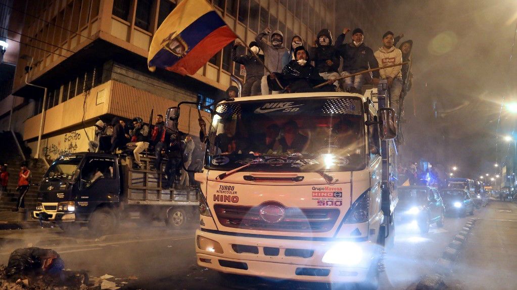 Ecuador: el gobierno abandonó Quito y manifestantes intentaron asaltar el Congreso