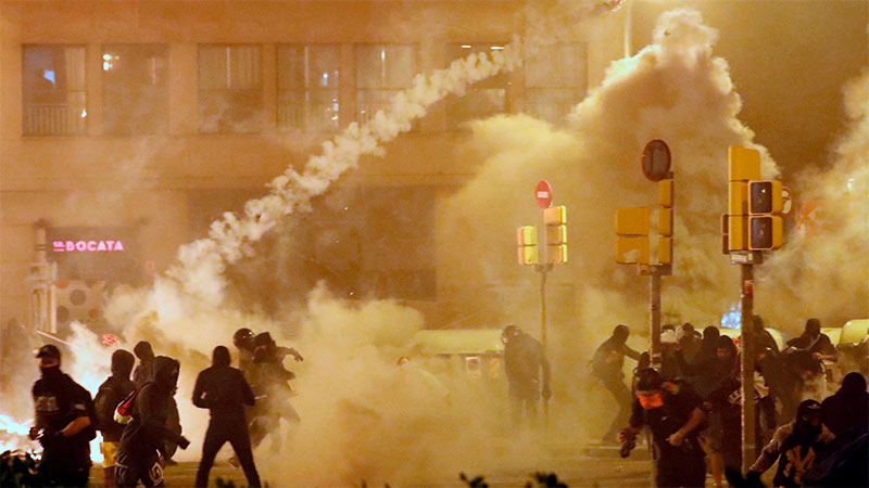 Disturbios y represión policial en protestas en Barcelona
