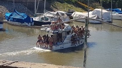 Fiesta clandestina: un yate casi se hunde en el río Paraná por la cantidad de jóvenes a bordo