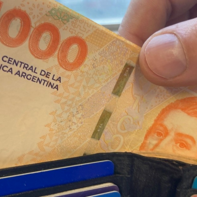 Salario Mínimo: el aumento que anunció Luis Caputo para febrero 2024 arranca con una pérdida de 20% contra la inflación