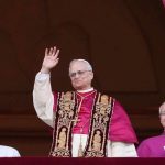 Quién es el nuevo Papa. Con palabras de agradecimiento a Francisco, el nuevo Papa León XIV habló ante la multitud en la plaza San Pedro 