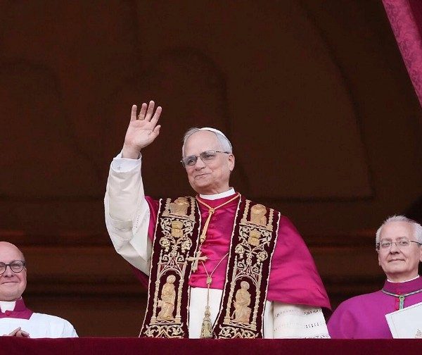 Quién es el nuevo Papa. Con palabras de agradecimiento a Francisco, el nuevo Papa León XIV habló ante la multitud en la plaza San Pedro 