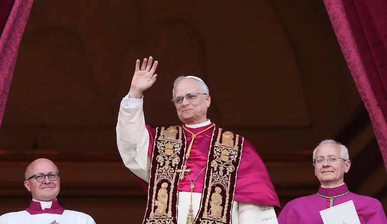 Quién es el nuevo Papa. Con palabras de agradecimiento a Francisco, el nuevo Papa León XIV habló ante la multitud en la plaza San Pedro
